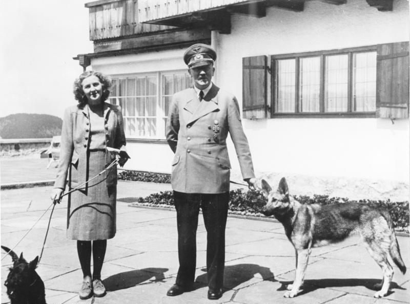 Hitler, Eva Braun si Blondi 