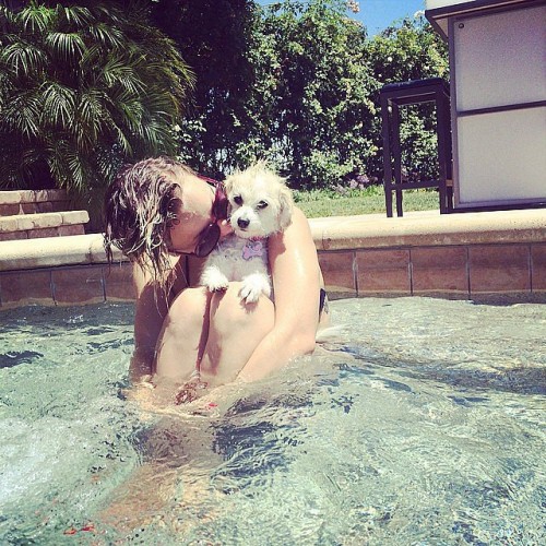 Kaley-Cuoco-kissed-her-dog-pool