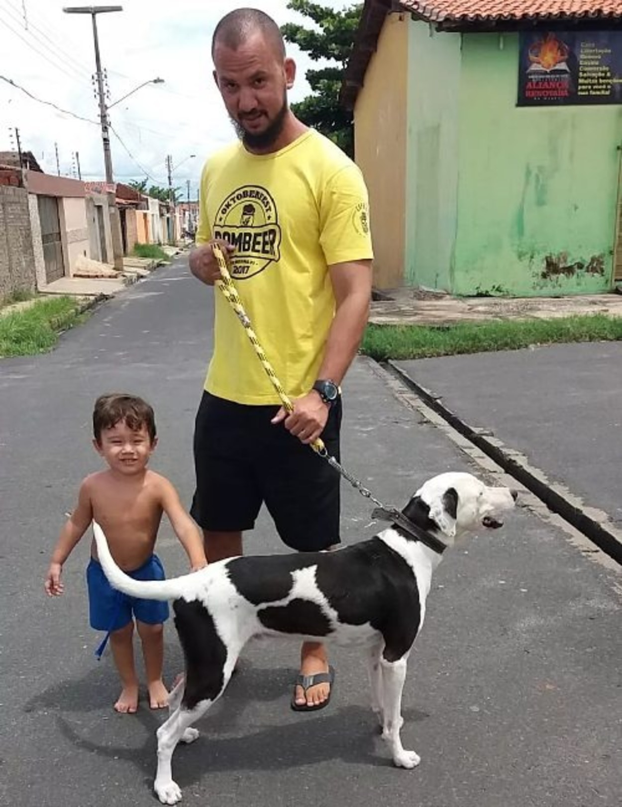 câine alături de familie