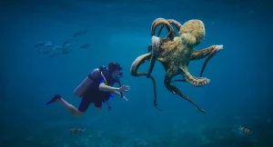 cercetător care înoată alături de o caracatiță; sursă foto animalepierdute.ro
