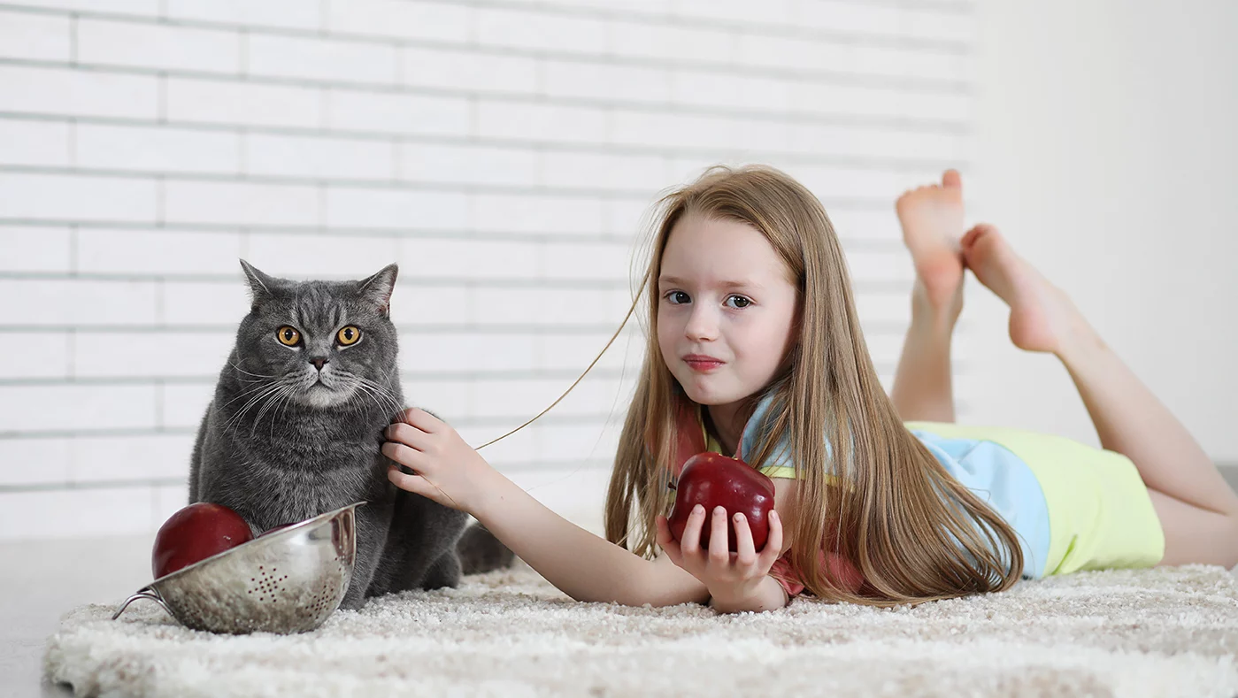 Un copil și o pisica; sursă foto: cutepet.ro