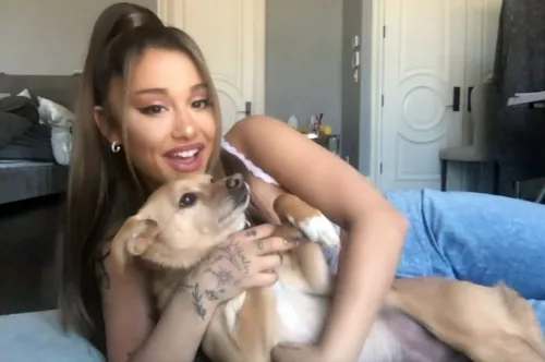 Ariana Grande și câinele său