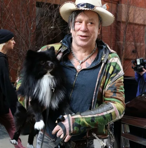 Mickey Rourke mândru de câinele său              